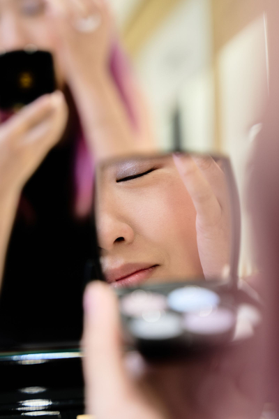 Sarah Han applying the Les 4 Ombres in 397 Nuit Astrale